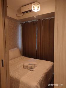 Kleines Zimmer mit einem Bett und einem Fenster in der Unterkunft Jazz Residences by Destina Stays, Makati, Metro Manila in Manila