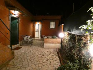 a courtyard of a house with a door and a table at Le dimore di Esiodo in Rome