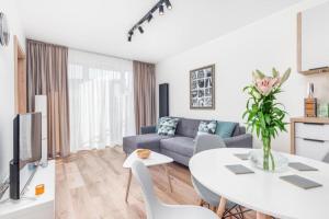 sala de estar con sofá y mesa en Modern Riverside Apartment with Free parking space en Szczecin