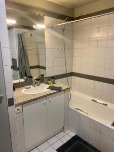 Afbeelding uit fotogalerij van Studio cosy avec balcon proche Paris in Boulogne-Billancourt