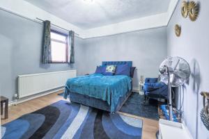 una camera con letto e ventilatore di Stunning, large 1 bed riverside flat a Londra