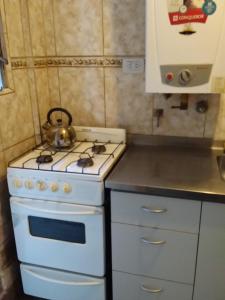 een keuken met een wit fornuis en een waterkoker. bij dpto centrico in Santa Fe