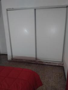 twee schuifdeuren in een kamer met een rood tapijt bij dpto centrico in Santa Fe +4 foto's