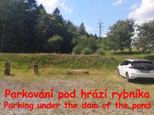 a car parked under the dam of the pond at Srub na svahu sjezdovky v Radvanicích in Radvanice