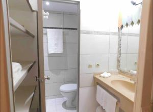 Koupelna v ubytování Studio 2/4 personnes avec vue mer & piscine - Résidence Marinotel + 11 fotografií