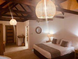 sypialnia z łóżkiem, 2 lampkami i lustrem w obiekcie Tongan Beach Resort w mieście Utungake