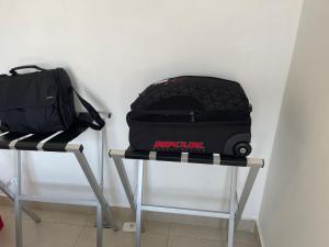 una borsa seduta su un tavolo accanto a una sedia di Super Confort Santa Marta a Gaira Altre 4 foto