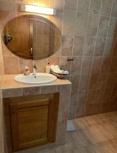 a bathroom with a sink and a mirror at Villa Ngorè Saly in Saly Portudal