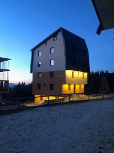 een hoog gebouw met lichten aan bij M&G Jahorina in Jahorina