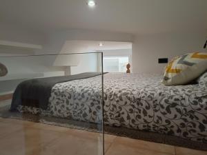 A bed or beds in a room at Budha Luxury Apartment Centro Histórico de Málaga