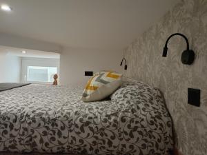 A bed or beds in a room at Budha Luxury Apartment Centro Histórico de Málaga