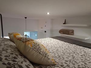 A bed or beds in a room at Budha Luxury Apartment Centro Histórico de Málaga