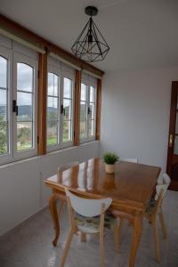 comedor con mesa de madera y sillas en Beachfront Surf & Remote Work House, en Valdoviño