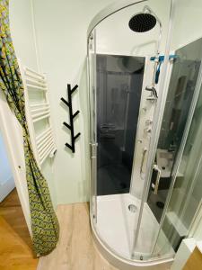 y baño con ducha y puerta de cristal. en Splendide studio Cosy à Caen gare, en Caen