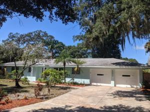 een huis met een oprit en bomen bij Clematis House near Arlington Park with Heated Pool in Sarasota