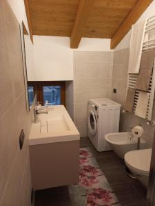Ένα μπάνιο στο Montaz Suite and Sauna