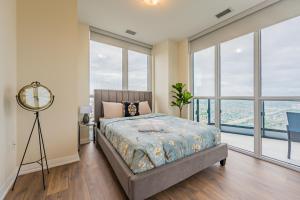 Un pat sau paturi într-o cameră la Amazing 3 Bed 4 Bath Penthouse with Roof Top Terrace close to Airport