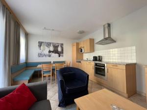 瓦格賴恩的住宿－Apartment Heijerhof - Top 4，厨房以及带沙发和桌子的客厅。