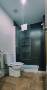 カソルラにあるAlojamientos Puerta del Parqueのバスルーム(トイレ、ガラス張りのシャワー付)