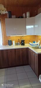 Kuchnia lub aneks kuchenny w obiekcie Chata z widokiem na Babią Górę