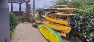un grupo de tablas de surf sentadas en un estante en Residencial Bombinhas Pé na Areia, en Bombinhas