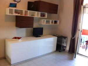 Habitación con escritorio y ordenador. en Studio Flat Vista Mare, en Trapani