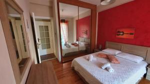 - une chambre avec un grand lit et un miroir dans l'établissement Marianas Inn, à Athènes