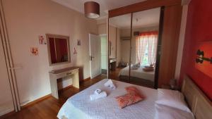 - une chambre avec un lit et un grand miroir dans l'établissement Marianas Inn, à Athènes