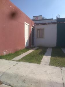 una casa con una puerta blanca y una pared en Casa Valle Dorado SJR Fam, en San Juan del Río