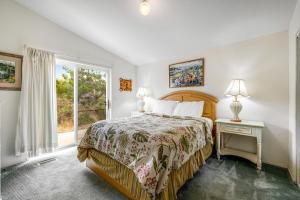 a bedroom with a bed and a window at Mendocino Dunes - Sandrahla in Fort Bragg