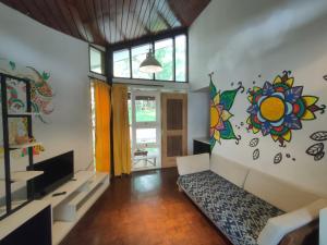 - un salon avec un canapé et un tableau mural dans l'établissement Grand Mulia Sakinah Resort & Outbond, à Pasuruan