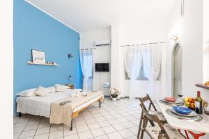 una camera da letto blu e bianca con un letto e un tavolo di Trastevere In Love a Roma