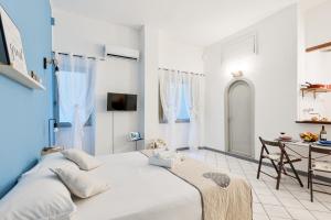 una camera bianca con un grande letto e una scrivania di Trastevere In Love a Roma