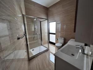 a bathroom with a shower and a sink and a toilet at L-irdoss in Vittoriosa
