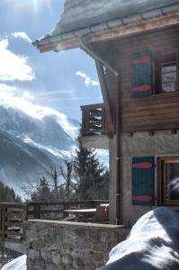a house with a balcony with a view of a mountain at La Ribambelle in Chamonix