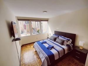 Säng eller sängar i ett rum på Cómodo, amplio y céntrico apartamento en Sopocachi