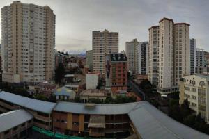 Blick auf eine Stadt mit hohen Gebäuden in der Unterkunft Cómodo, amplio y céntrico apartamento en Sopocachi in La Paz