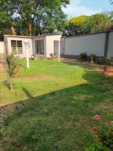 un cortile con una casa e una recinzione di Bertha's Place a Pretoria