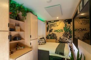 małą sypialnię z łóżkiem w pokoju w obiekcie The Jungle - Unique Cabin in Millport w mieście Millport