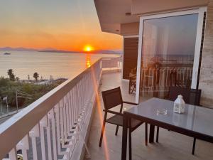 balcón con mesa y vistas al océano en Athens Edem Beach Penthouse, panoramic sea view, en Atenas