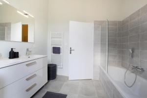 Kúpeľňa v ubytovaní expat renting - Le Barcelone - Compans - Parking