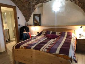 um quarto com uma cama grande e uma estrutura em madeira em CASA DIAF appartamento incantevole Carano Ville di Fiemme em Carano