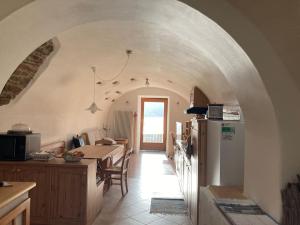 A kitchen or kitchenette at CASA DIAF appartamento incantevole Carano Ville di Fiemme