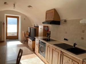A kitchen or kitchenette at CASA DIAF appartamento incantevole Carano Ville di Fiemme Még 17 kép