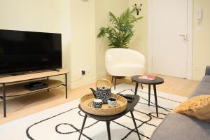Televízia a/alebo spoločenská miestnosť v ubytovaní expat renting - Le Barcelone - Compans - Parking