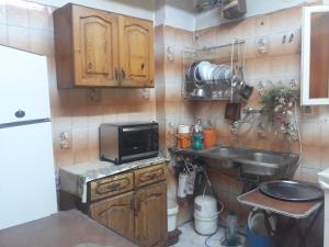 a small kitchen with a sink and a microwave at منطقة الاستاد بطنطا in Quḩāfah