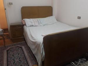 - un petit lit dans une petite chambre avec un matelas dans l'établissement منطقة الاستاد بطنطا, à Quḩāfah