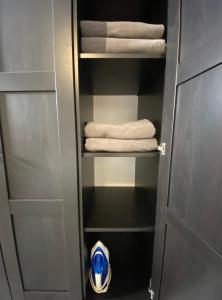 a bathroom with a closet with towels in it at Im Grünen von Kiel in Kiel