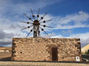 een stenen gebouw met een windmolen erop bij Los Molinos in Valles de Ortega