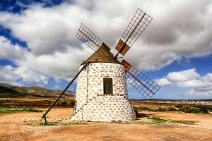 een windmolen in het midden van een veld bij Los Molinos in Valles de Ortega